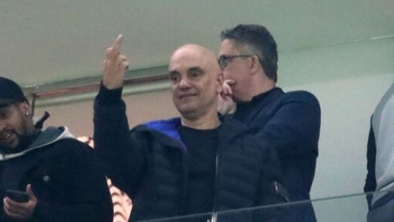 Gesto obsceno de Moraes quebra decoro e configura crime de responsabilidade, diz jurista