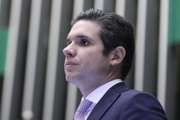 Hugo Motta manda desliga ar-condicionado da Câmara