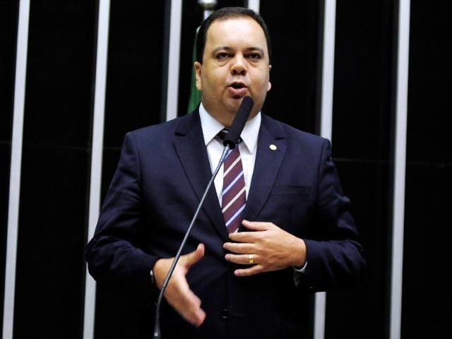 PF encontra dinheiro em sapato na casa de primo de Elmar Nascimento, líder do Centrão