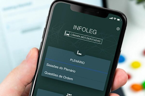 Sessões virtuais podem garantir mandato de Eduardo Bolsonaro até 2026