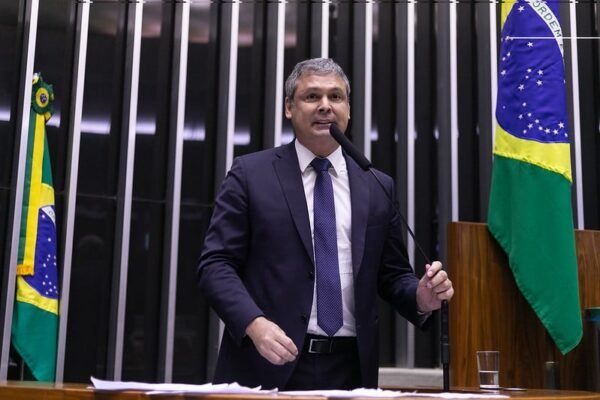 Depois de sanção, PT reage com moção de repúdio a Trump