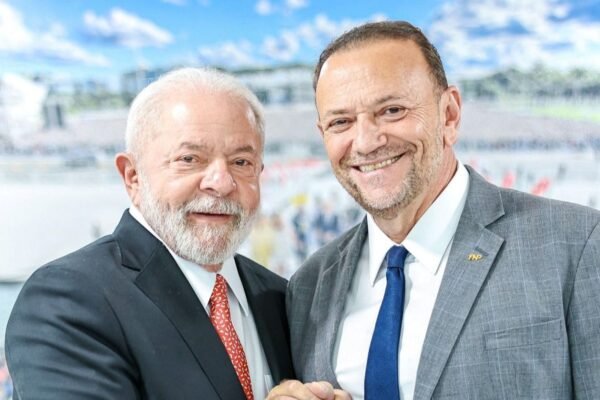A semelhança do novo presidente do PT com ministros de Lula A semelhança do novo presidente do PT com ministros de Lula