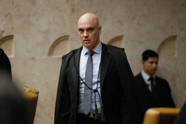 Eduardo rebate atualização de inquérito por Moraes: ‘Juiz, acusador e investigador’