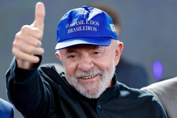 Trump negocia tarifas com China, Japão e União Europeia; Brasil nem é recebido