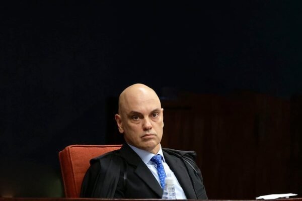 Fux diverge da maioria e não referenda cautelares a Bolsonaro