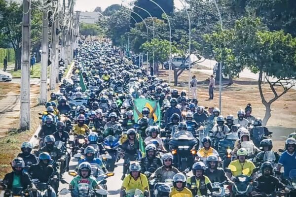 Vídeo: Bolsonaro participa de motociata em Brasília