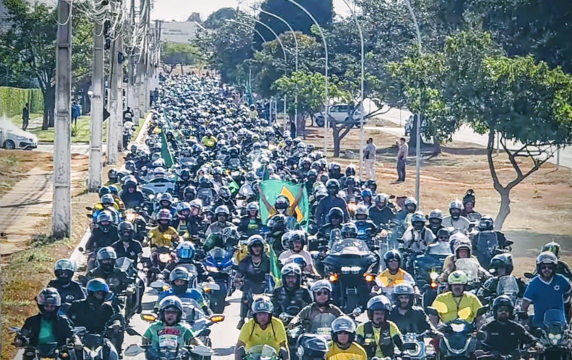 Vídeo: Bolsonaro participa de motociata em Brasília