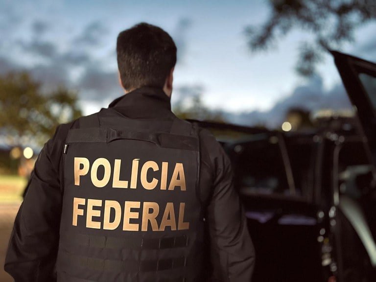 STF: Moraes proíbe Bolsonaro de falar com o filho Eduardo