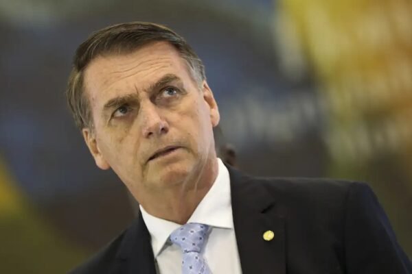 Bolsa cai mais de 1% e dólar sobe em meio a operação contra Bolsonaro
