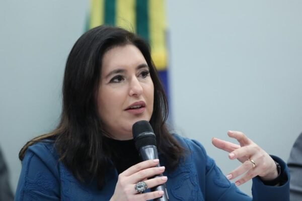 Governo libera R$ 20,7 bi do Orçamento para ministérios e emendas