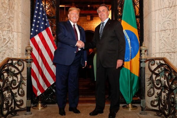 Ao determinar operação contra Bolsonaro, Moraes culpa Eduardo por ‘tarifaço’ de Trump