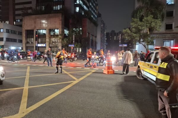 Trânsito parado, boneco de Trump queimado e apoio a Oruam; como foi a manifestação convocada por Boulos