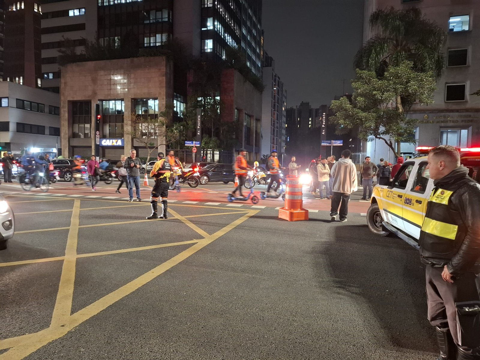 Trânsito parado, boneco de Trump queimado e apoio a Oruam; como foi a manifestação convocada por Boulos