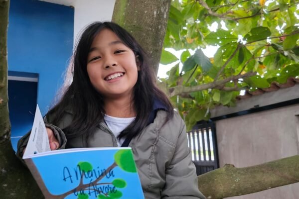 Árvore de 250 anos inspira menina a escrever livro sobre amizade com amendoeira no interior de SP
