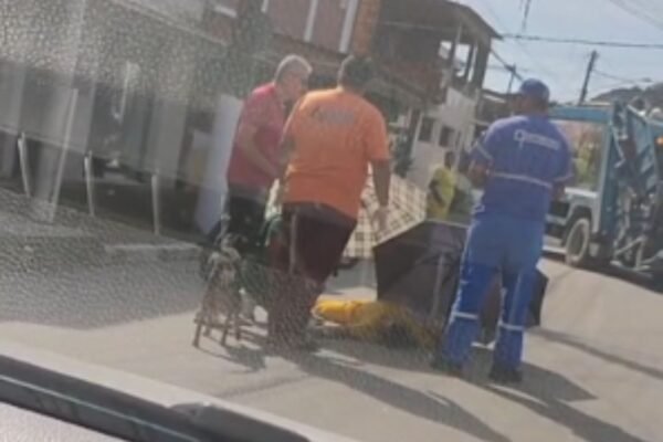 Gari é atropelado durante coleta de lixo e motociclista foge sem prestar socorro em Guarujá, SP Gari é atropelado durante coleta de lixo e motociclista foge sem prestar socorro em Guarujá, SP