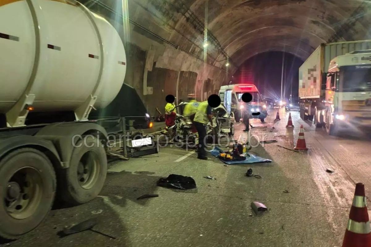 Acidente entre ônibus, carros e carreta deixa cinco feridos na Rodovia dos Imigrantes, SP