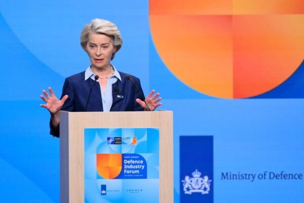 Presidente da Comissão Europeia viaja para encontrar Trump; EUA querem acordo comercial histórico