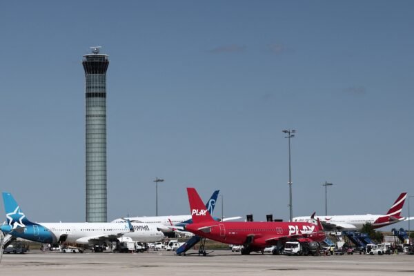 Greve de controladores na França cancela centenas de voos e afeta viagens no início do verão europeu Greve de controladores na França cancela centenas de voos e afeta viagens no início do verão europeu