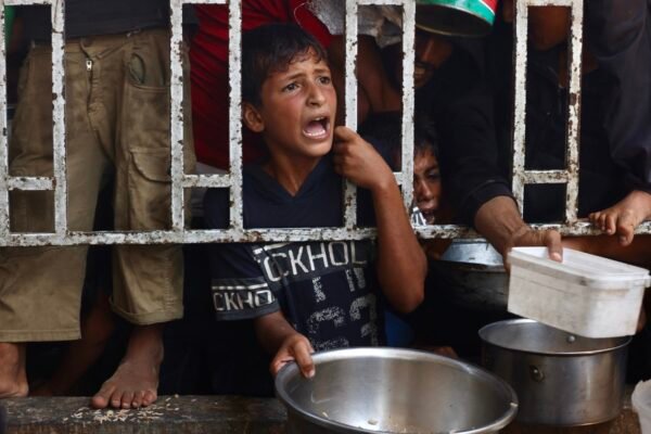 Vídeo mostra crianças vítimas da fome em Gaza; Israel e ONU trocam acusações sobre ajuda humanitária