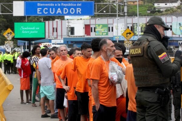 Equador deporta mais de 800 presos colombianos em meio a aumento de tensão entre os dois países