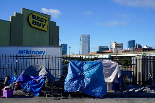 Trump é acusado de ‘criminalizar a pobreza’ após assinar ordem que abre caminho para internação compulsória de moradores de rua