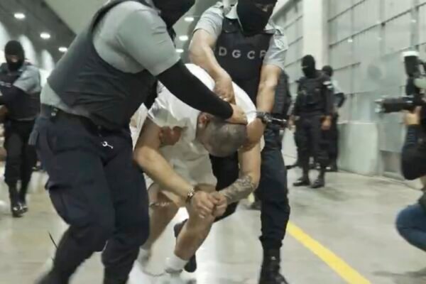 ‘Só Deus me tira daqui’: venezuelano relata terror vivido em prisão de segurança máxima em El Salvador