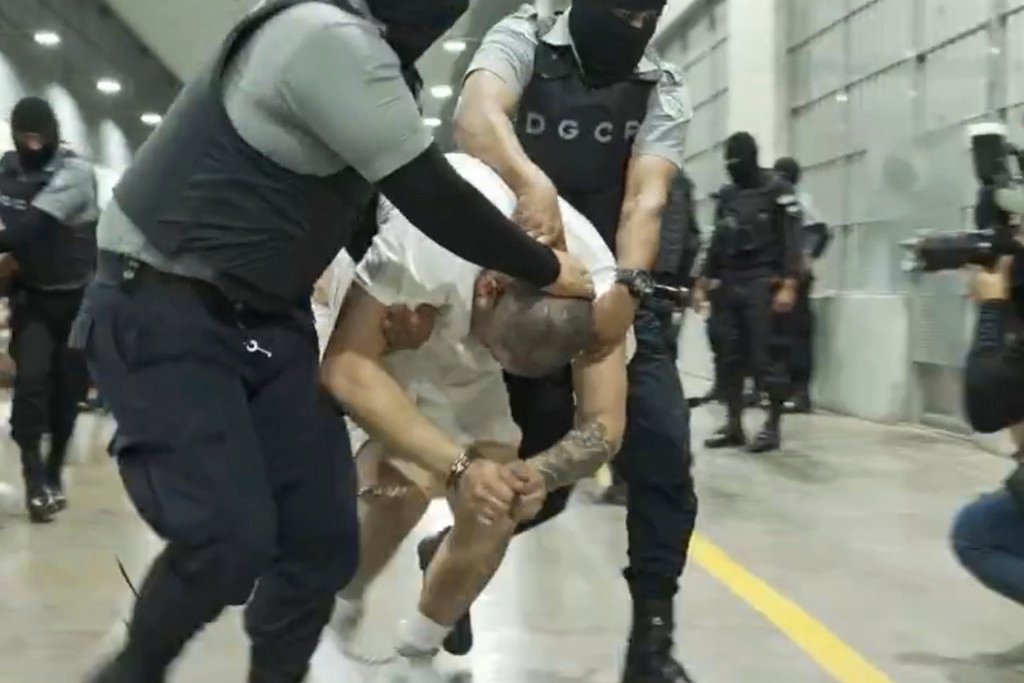 ‘Só Deus me tira daqui’: venezuelano relata terror vivido em prisão de segurança máxima em El Salvador