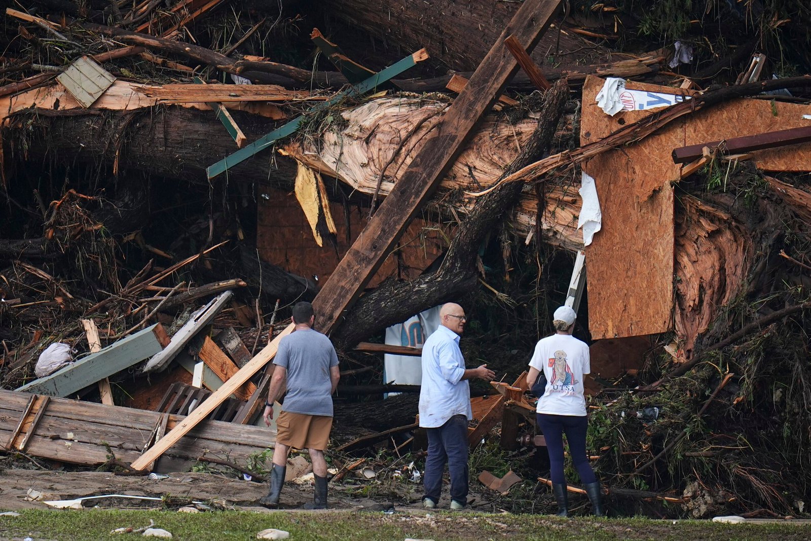 Número de mortes por enchentes no Texas chega a 91; buscas continuam em meio à previsão de mais chuva