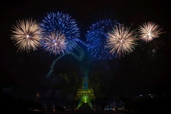 VÍDEO: Torre Eiffel ganha as cores do Brasil durante celebração do Dia da Bastilha na França