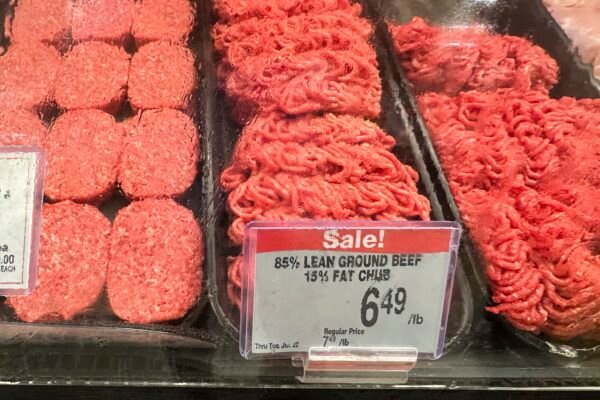 É #FAKE que tarifaço de Trump fez preço de carne quintuplicar em supermercado nos EUA É #FAKE que tarifaço de Trump fez preço de carne quintuplicar em supermercado nos EUA
