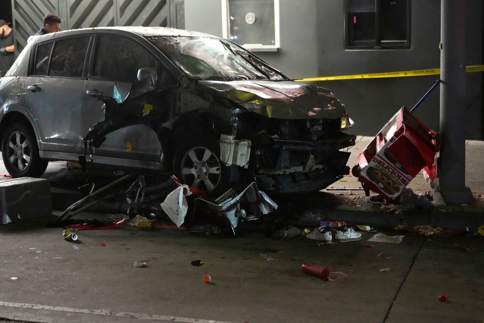 Motorista que atropelou 30 pessoas em Los Angeles foi baleado e agredido por populares, diz polícia