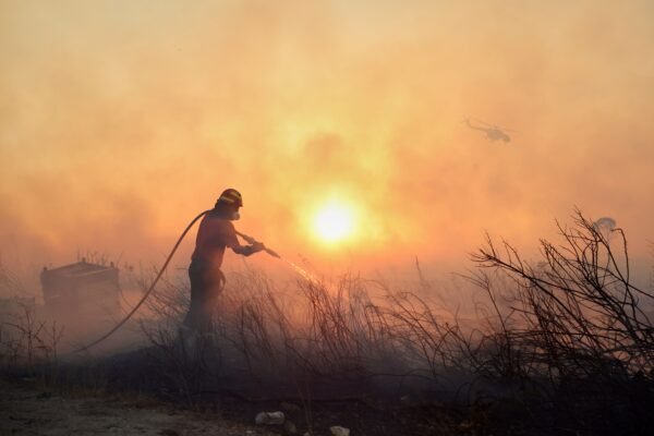 Onda de incêndios florestais força evacuação de milhares na Turquia e na Grécia