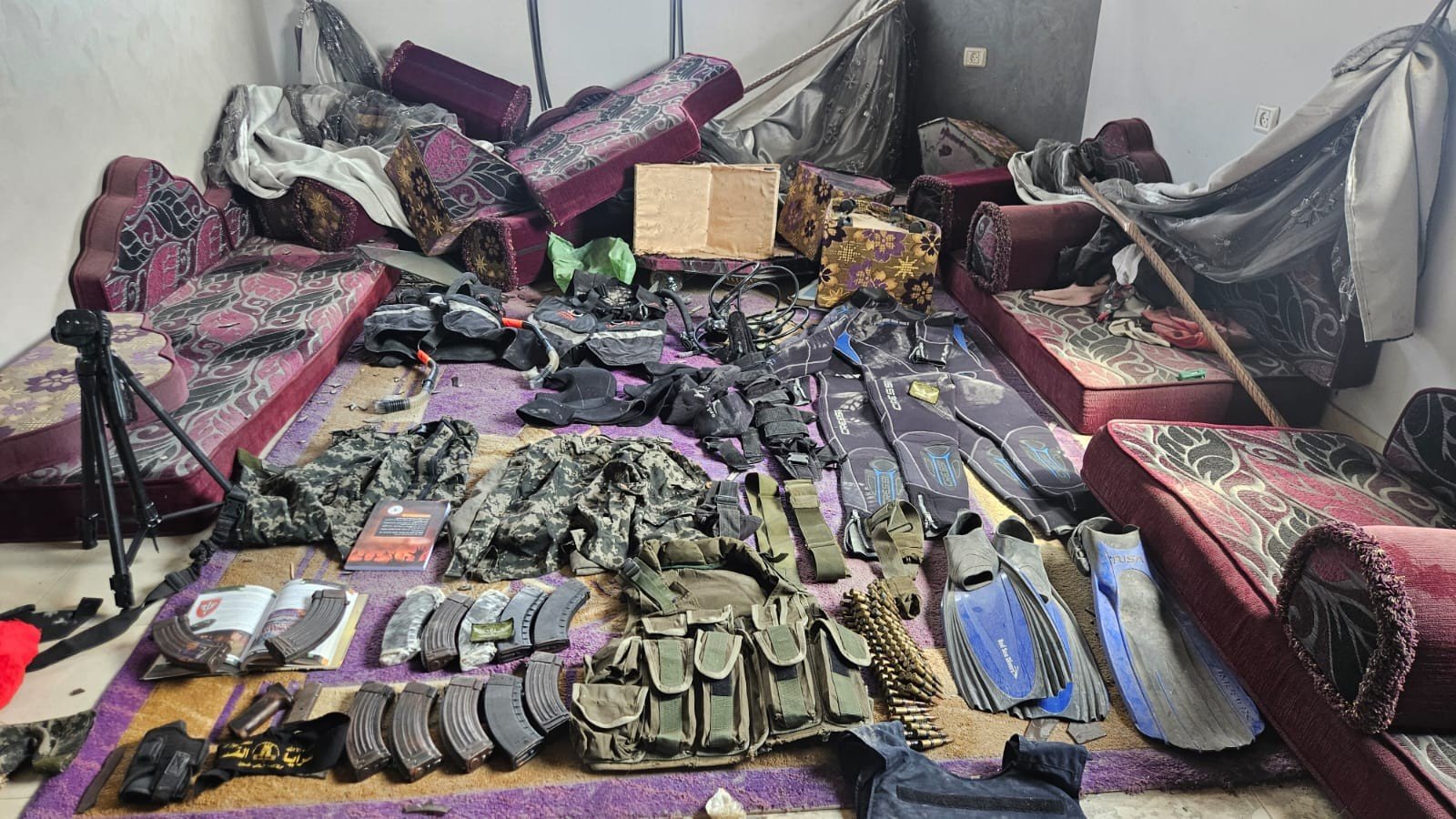 Israel encontra túnel usado pelo Hamas em Gaza cheio de armas e explosivos; VÍDEO