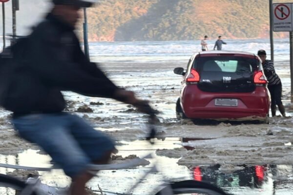Ressaca: mar invade avenida da praia de Santos, SP, e causa diversas interdições; VÍDEO Ressaca: mar invade avenida da praia de Santos, SP, e causa diversas interdições; VÍDEO