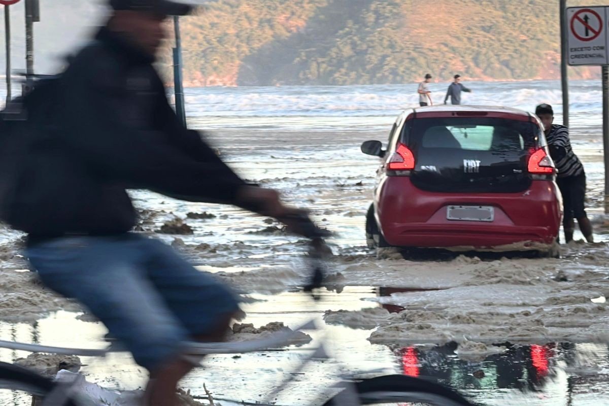 Ressaca: mar invade avenida da praia de Santos, SP, e causa diversas interdições; VÍDEO