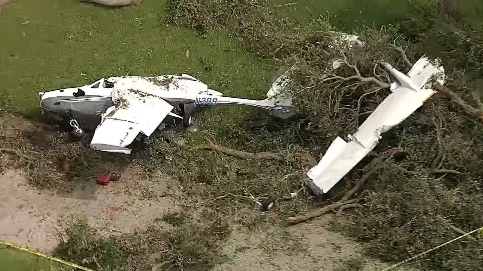Avião bate em árvore durante queda na Flórida e moradores salvam passageiros; VÍDEO mostra acidente e resgate