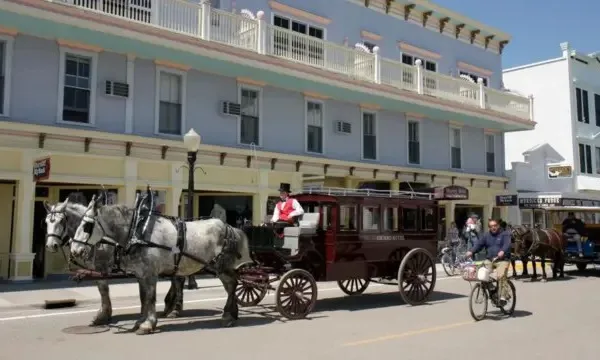 A ilha americana que proibiu carros e usa cavalos até para coleta de lixo