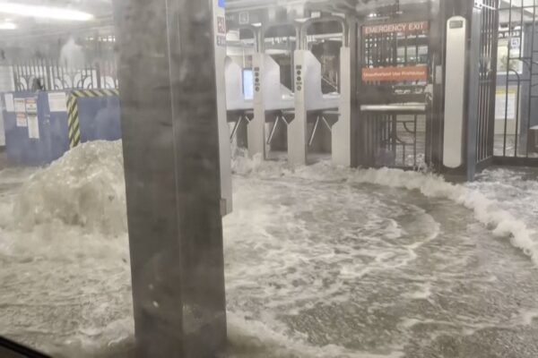Chuva intensa inunda metrô de Nova York e assusta passageiros; VÍDEO
