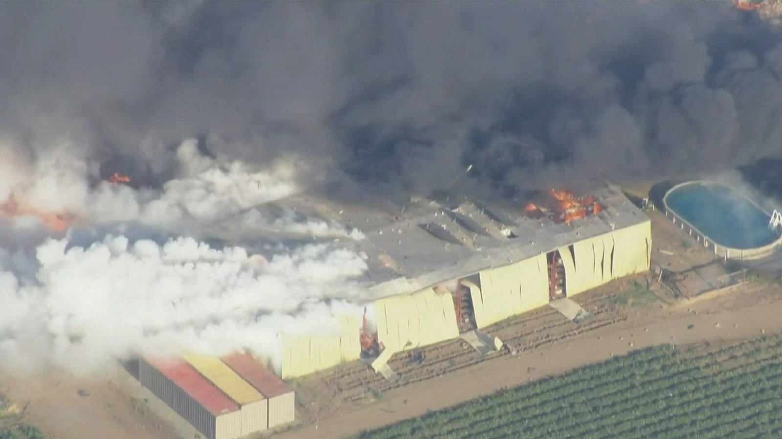 VÍDEO: Depósito de fogos de artifício pega fogo e explode nos Estados Unidos