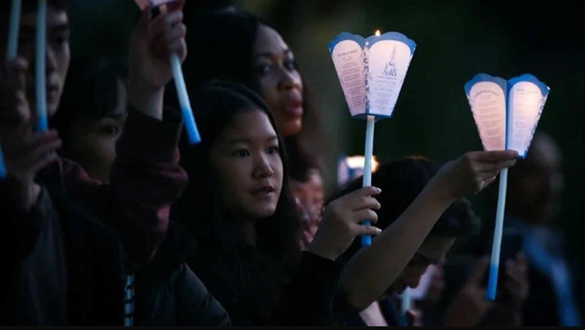 É #FAKE que vídeo de multidão cristã na França mostre protesto contra a ‘islamização’; trata-se de uma festa católica em 2022
