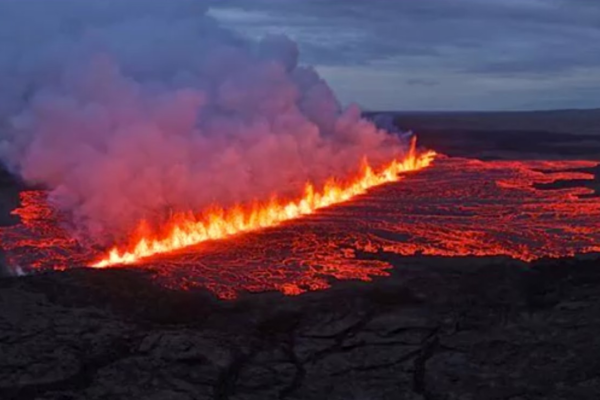 Vulcão na Islândia entra em erupção pela 12ª vez desde 2021 e turistas são evacuados de resort