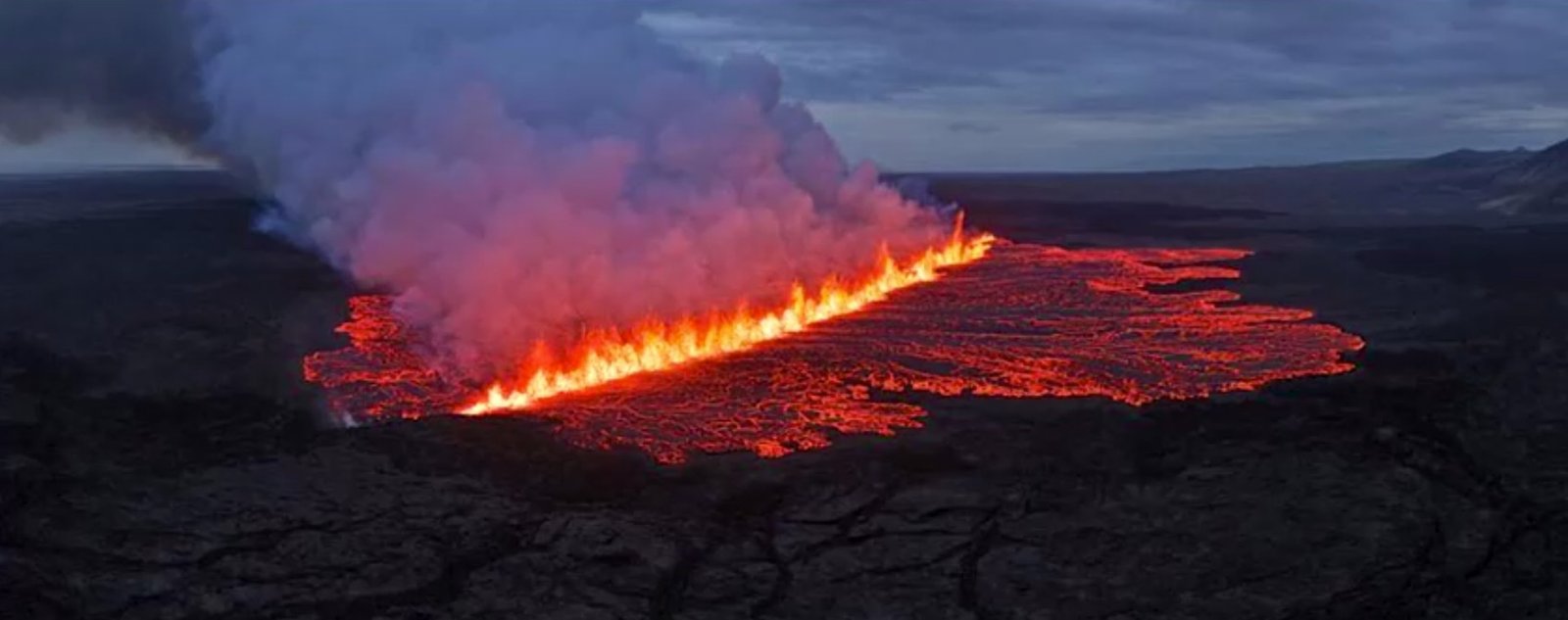Vulcão na Islândia entra em erupção pela 12ª vez desde 2021 e turistas são evacuados de resort