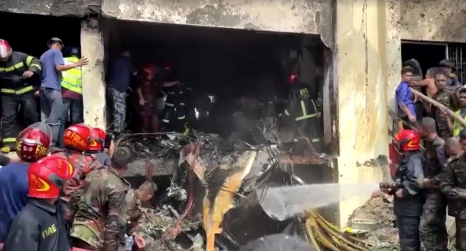 Avião do Exército de Bangladesh cai em campus de faculdade e mata 1