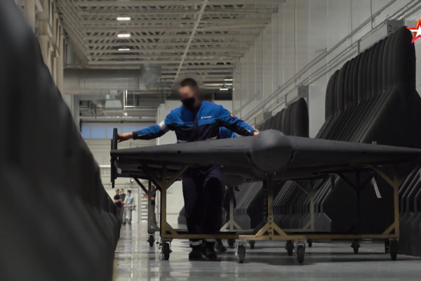 Rússia tem usado adolescentes para fabricar drones ‘kamikaze’ e atacar a Ucrânia