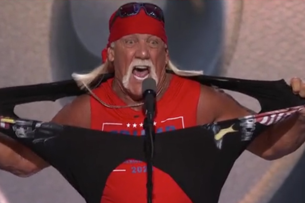 Hulk Hogan rasgou camisa para declarar apoio a Trump nas eleições em 2024