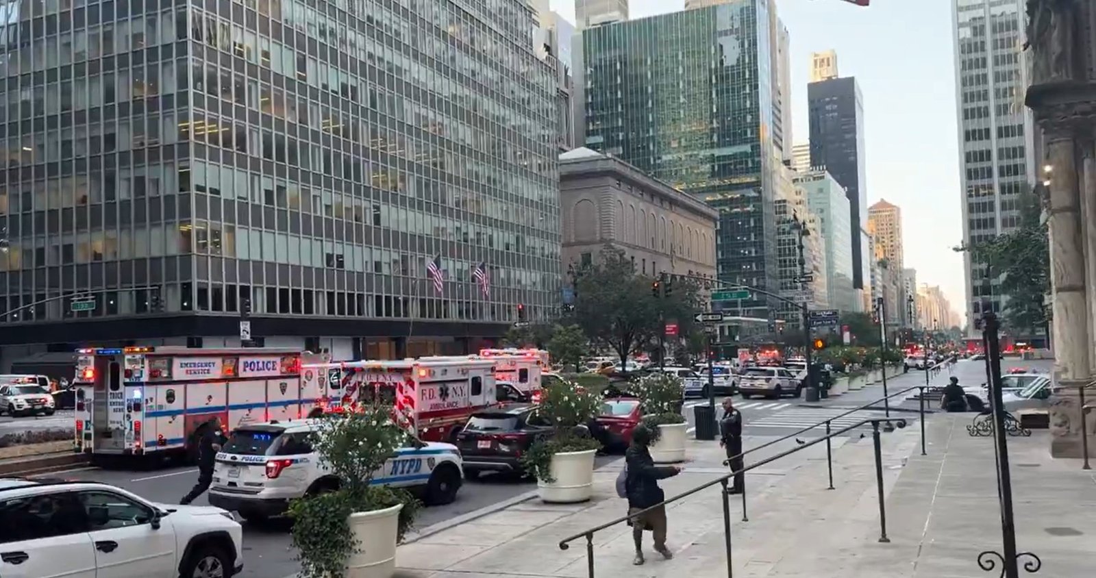 Atirador abre fogo em uma das avenidas mais movimentadas de Nova York, nos EUA