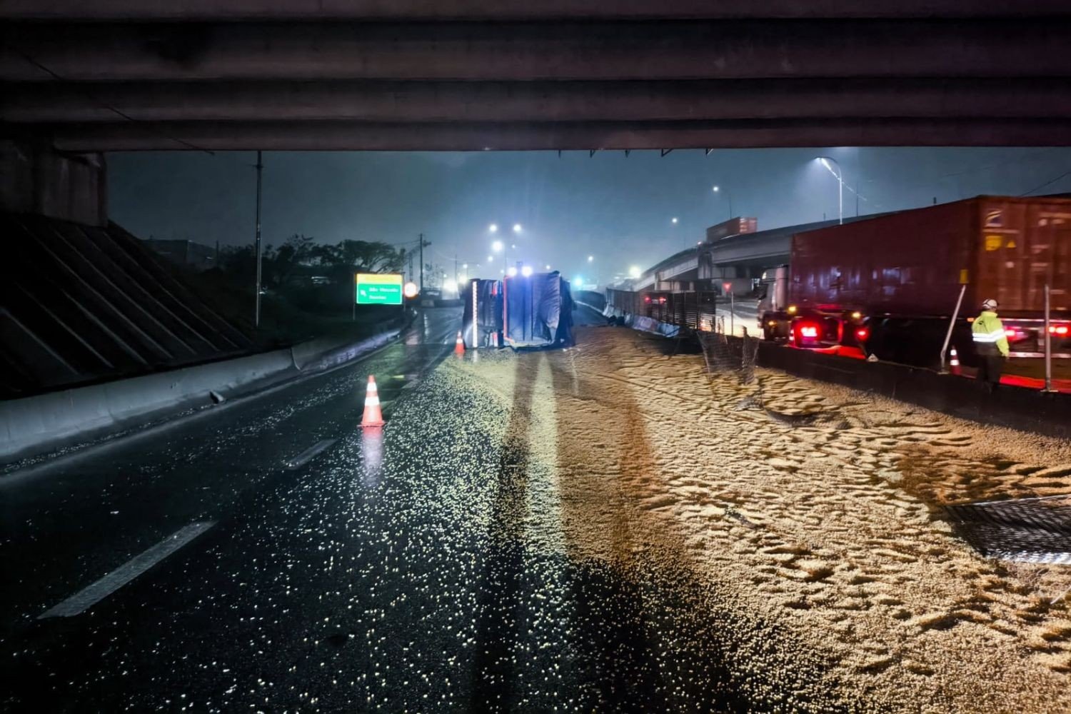 Carreta com toneladas de soja tomba e espalha carga na Cônego D. Rangoni, SP