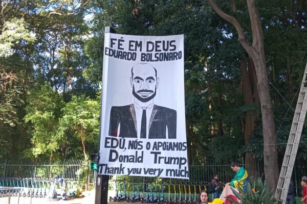 Eduardo Bolsonaro pretende ficar EUA e abrir mão do mandato na Câmara