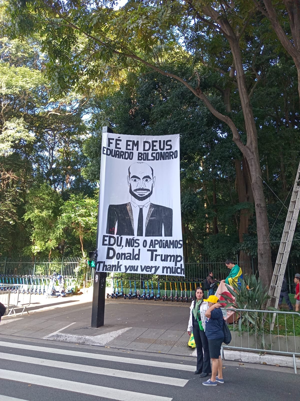 Eduardo Bolsonaro pretende ficar EUA e abrir mão do mandato na Câmara