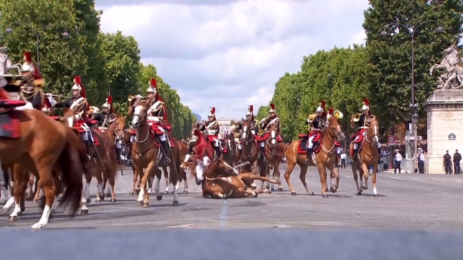 Tombo de cavalo e soldado sangrando roubam a cena em desfile no Dia da Bastilha na França; VÍDEO
